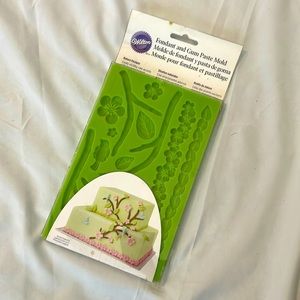 NEW Wilton Fondant & Gum Paste Mold